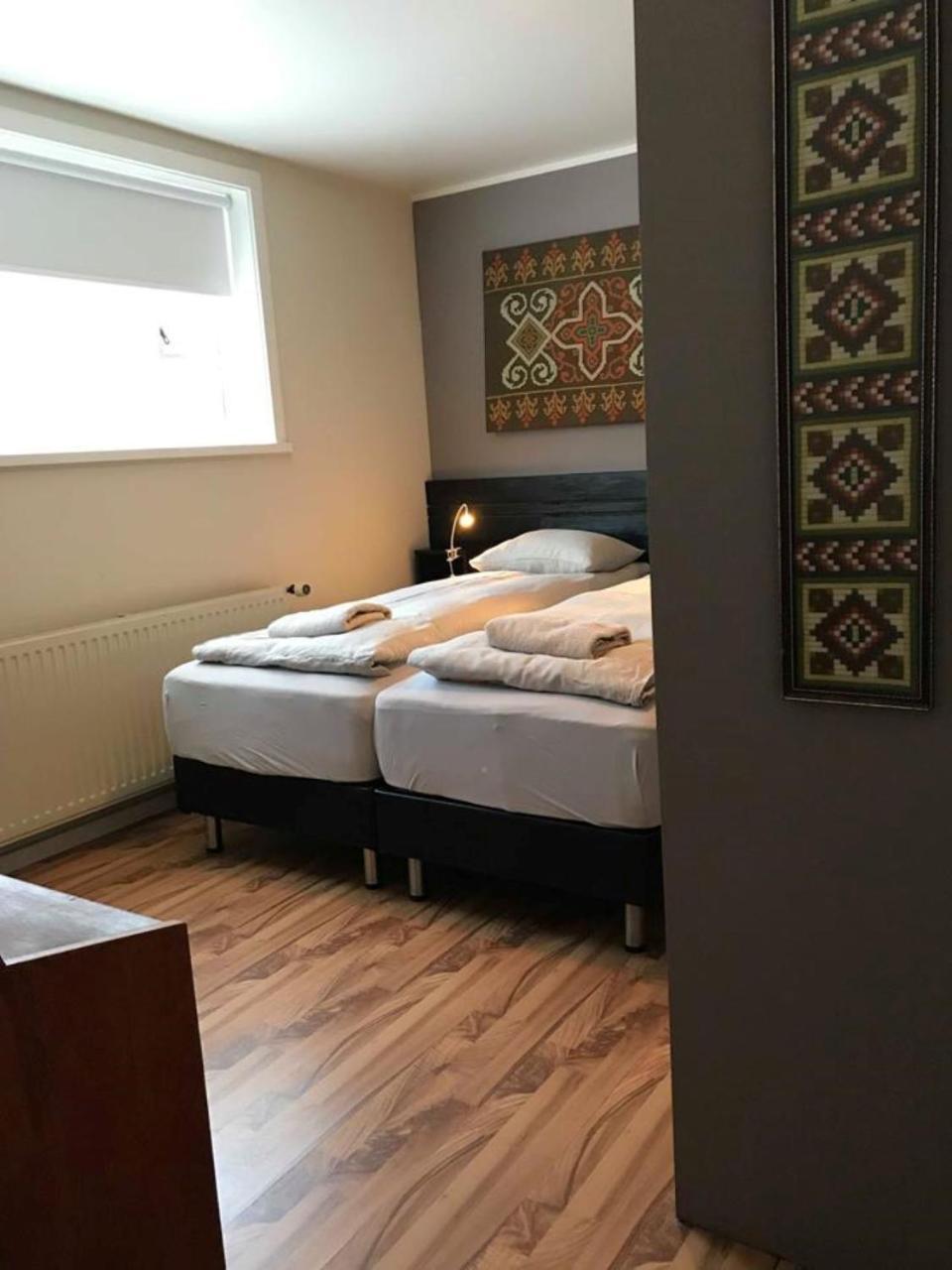 Guesthouse Hvitahusid Akureyri Exteriör bild
